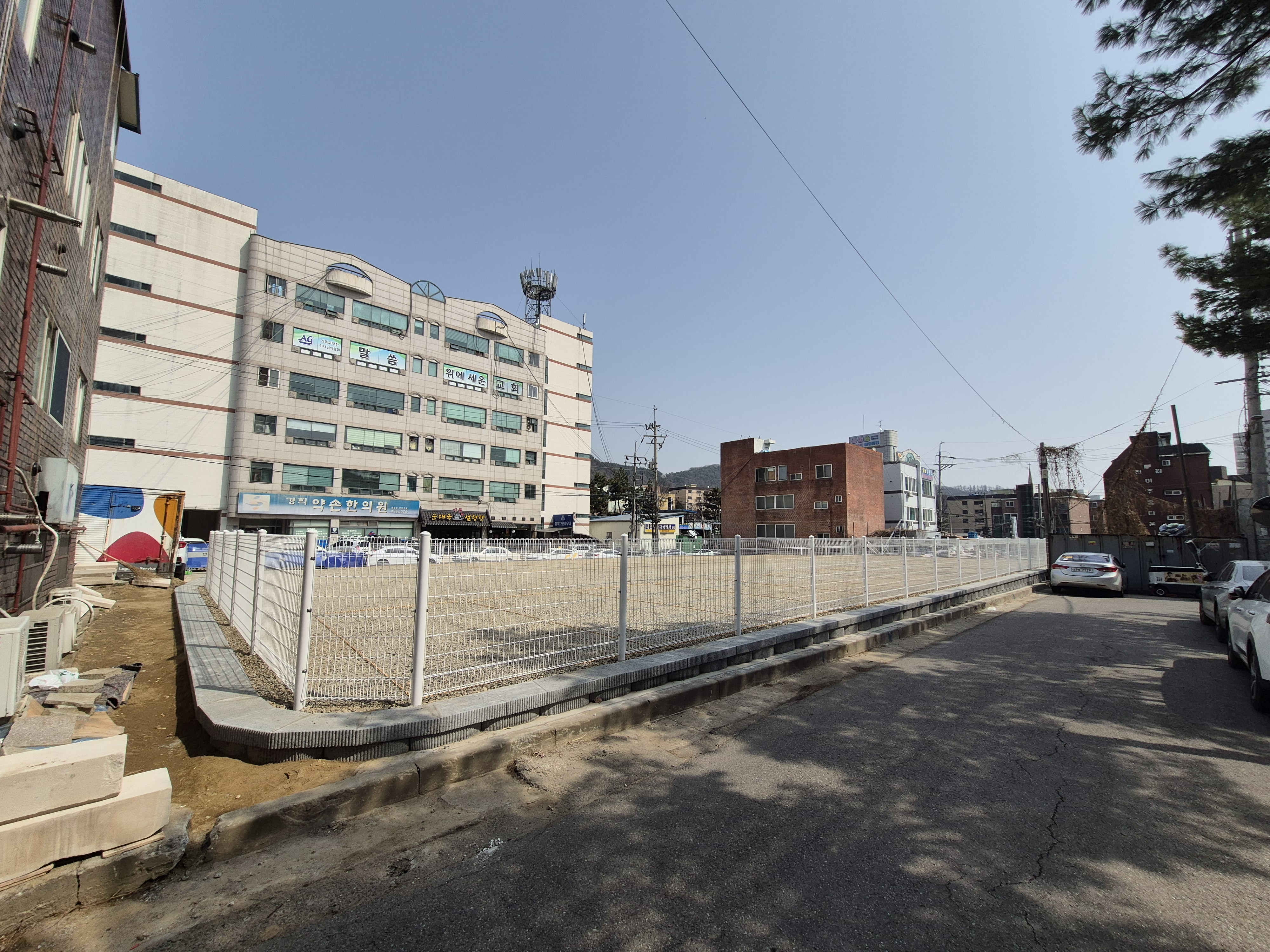 연수구가 송도동 32-2번지 송도 아트포레 일원(2,280㎡)과 청학동 560-5번지(1,136㎡)에 임시주차장 조성을 완료했다